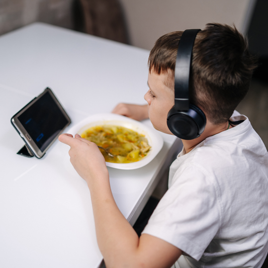 O cérebro do seu filho quando ele come em frente às telas